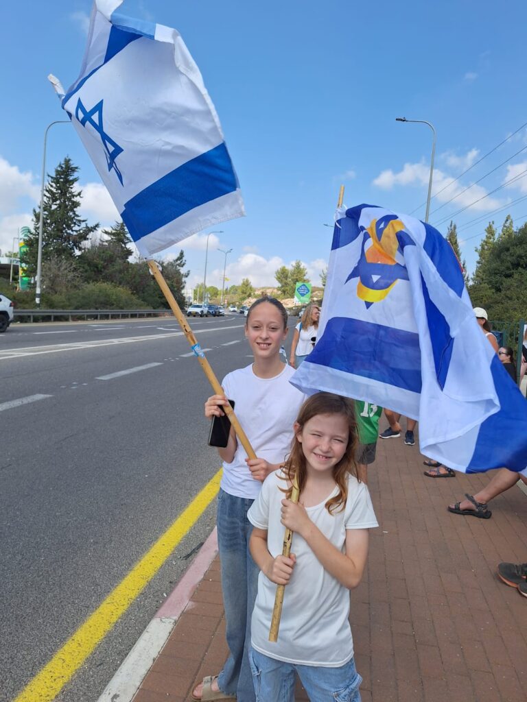קבלת הפנים של תושבי משגב לאלון אהל (צילום: אלבום פרטי)