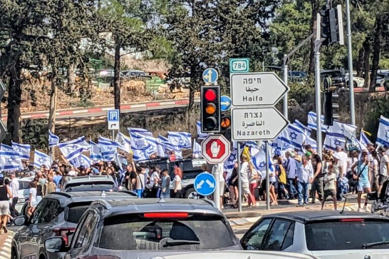 תושבי משגב מקבלים את פניו של שורד השבי אלון אהל בשובו לביתו ביישוב לבון (צילום: אלבום פרטי)