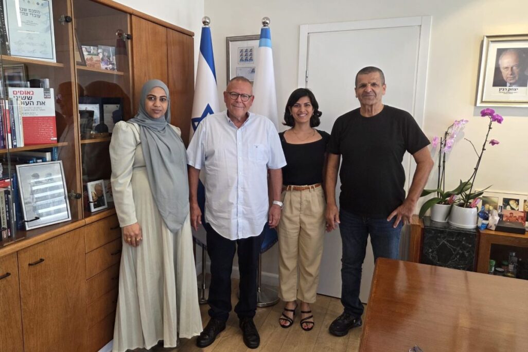 יוסי ברבי, יו"ר איגוד עובדי האבטחה, הניקיון והטיפול הסיעודי (מימין), אוריה כספי, מנכ"לית קואופרטיב 'אמל', ארנון בר-דוד, יו"ר ההסתדרות, ויוסור עמאש, חברת הקואופרטיב (צילום: דוברות ההסתדרות) יוסי ברבי, יו"ר איגוד עובדי האבטחה, הניקיון והטיפול הסיעודי (מימין), אוריה כספי, מנכ"לית קואופרטיב 'אמל', ארנון בר-דוד, יו"ר ההסתדרות, ויוסור עמאש, חברת הקואופרטיב (צילום: דוברות ההסתדרות)