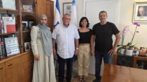 יוסי ברבי, יו"ר איגוד עובדי האבטחה, הניקיון והטיפול הסיעודי (מימין), אוריה כספי, מנכ"לית קואופרטיב 'אמל', ארנון בר-דוד, יו"ר ההסתדרות, ויוסור עמאש, חברת הקואופרטיב (צילום: דוברות ההסתדרות)