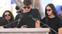 אופיר אנגל בהלוויית יוסי שרעבי (צילום: פאולינה פטימר)