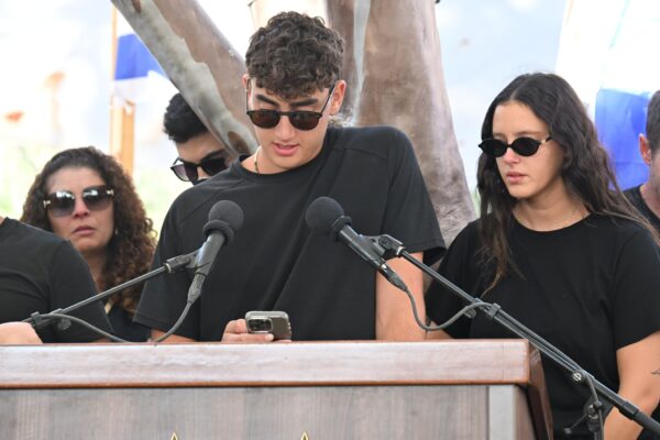 אופיר אנגל בהלוויית יוסי שרעבי (צילום: פאולינה פטימר)