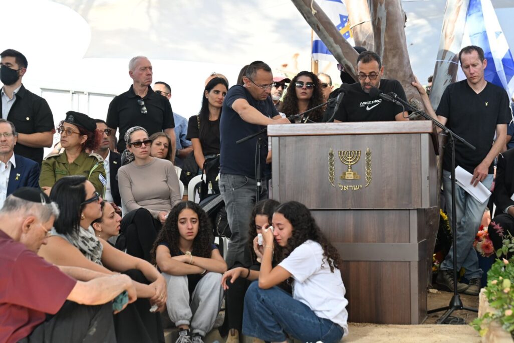 שורד השבי אלי שרעבי נושא דברים בהלוויית אחיו יוסי (צילום: פאולינה פטימר) שורד השבי אלי שרעבי נושא דברים בהלוויית אחיו יוסי (צילום: פאולינה פטימר)