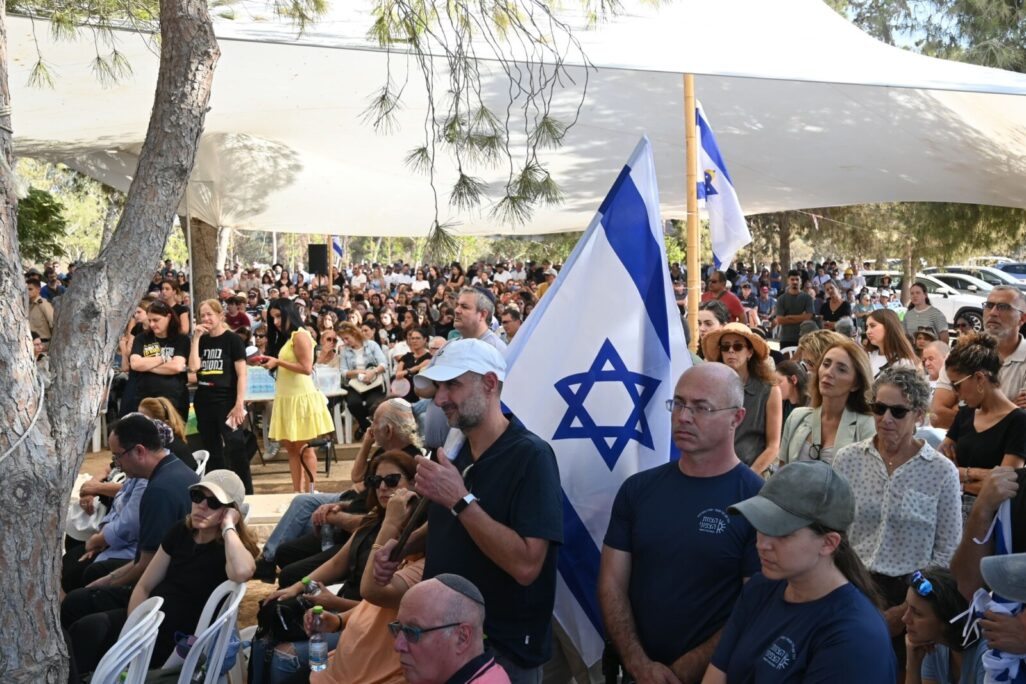 אלפים בהלוויית יוסי שרעבי (צילום: פאולינה פטימר) אלפים בהלוויית יוסי שרעבי (צילום: פאולינה פטימר)