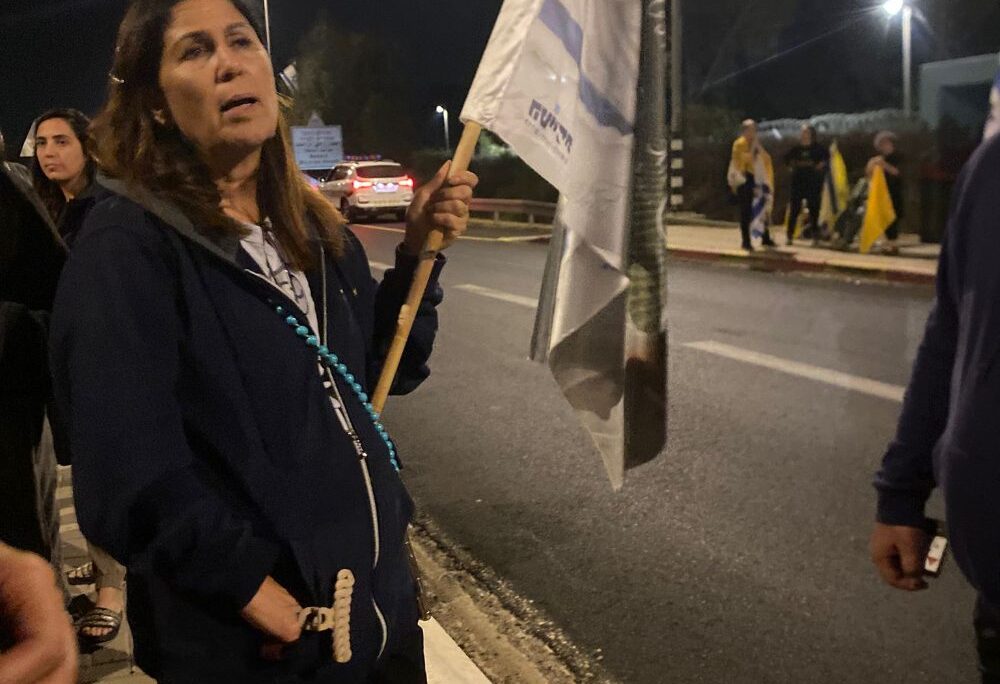 יעל אדר, אמו של החטוף החלל תמיר אדר, ממתינה לארונו של חטוף חלל בצומת סעד עם עשרות תושבים (צילום: יהל פרג')