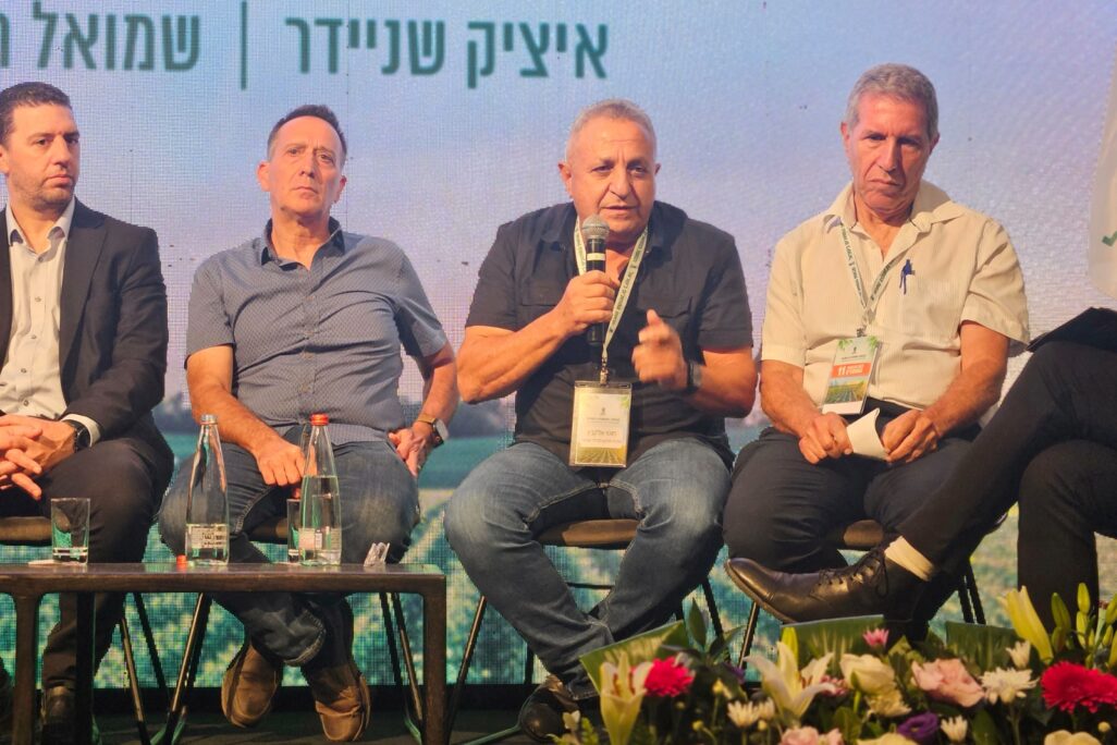 מזכיר ארגון מגדלי עופות בישראל, מוטי אלקבץ (שני מימין) ומנכ"ל מועצת החלב איציק שניידר (צילום: מאיה רונן) מזכיר ארגון מגדלי עופות בישראל, מוטי אלקבץ (שני מימין) ומנכ"ל מועצת החלב איציק שניידר (צילום: מאיה רונן)