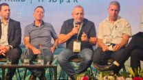מזכיר ארגון מגדלי עופות בישראל, מוטי אלקבץ (שני מימין) ומנכ"ל מועצת החלב איציק שניידר (צילום: מאיה רונן)