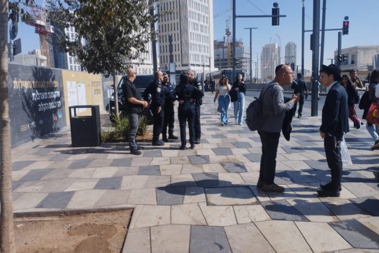 מפכ"ל המשטרה דני לוי סמוך לתחנת הרכבת יצחק נבון בירושלים, לקראת עצרת המחאה של החרדים על חוק הגיוס (צילום: יובל לקח)