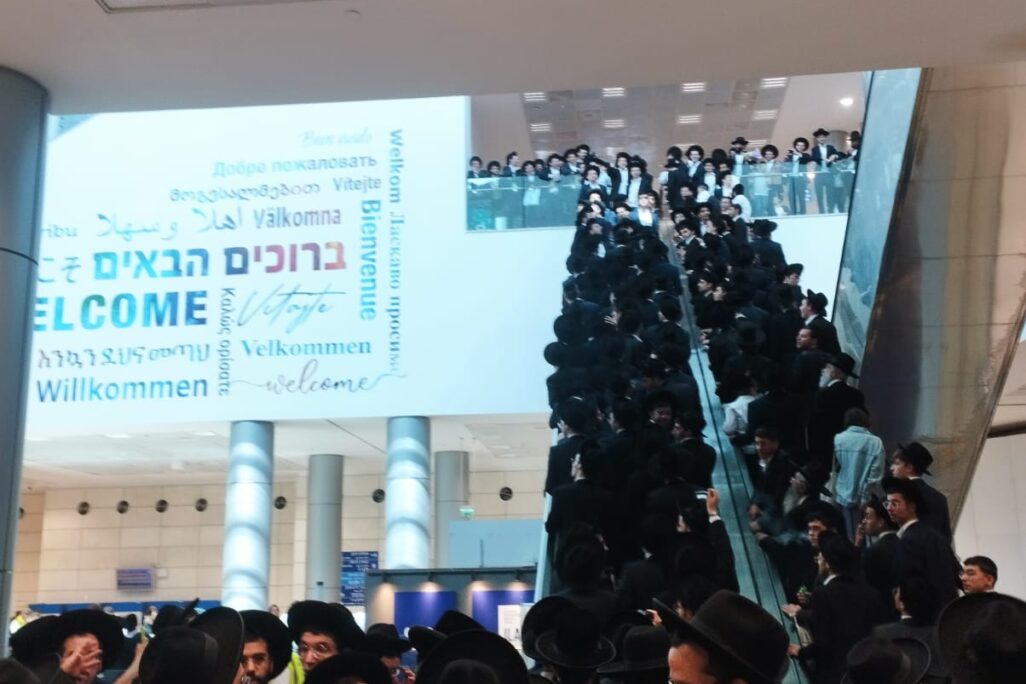 חרדים בתחנת הרכבת יצחק נבון ביום עצרת החרדים בירושלים (צילום: יובל לקח) חרדים בתחנת הרכבת יצחק נבון ביום עצרת החרדים בירושלים (צילום: יובל לקח)
