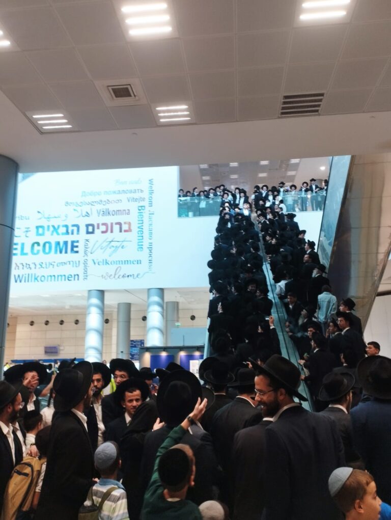 חרדים בתחנת הרכבת יצחק נבון ביום עצרת החרדים בירושלים (צילום: יובל לקח)