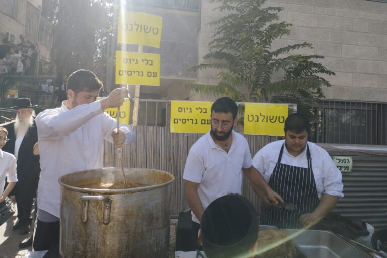 דוכן הטשולנט בעצרת החרדים נגד הגיוס בירושלים. "בלי גיוס, עם גריסים" (צילום: יובל לקח)