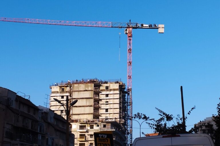 חרדים מטפסים על מנוף בעצרת נגד חוק הגיוס בירושלים (צילום: יובל לקח)