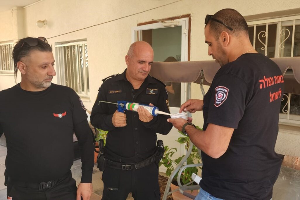התקנת גלאי עשן בבתים בגליל במסגרת פרויקט "מצילים חיים" (צילום: המכון היהודי-ערבי של ההסתדרות)