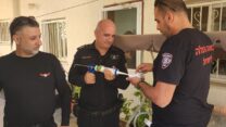 התקנת גלאי עשן בבתים בגליל במסגרת פרויקט "מצילים חיים" (צילום: המכון היהודי-ערבי של ההסתדרות)