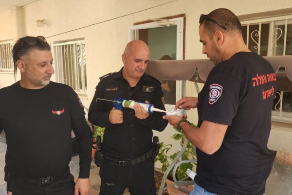 התקנת גלאי עשן בבתים בגליל במסגרת פרויקט "מצילים חיים" (צילום: המכון היהודי-ערבי של ההסתדרות)