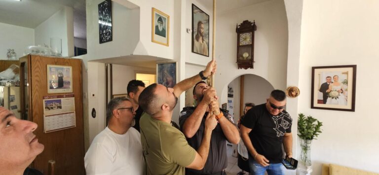 התקנת גלאי עשן בבתים בגליל במסגרת פרויקט "מצילים חיים" (צילום: המכון היהודי-ערבי של ההסתדרות)