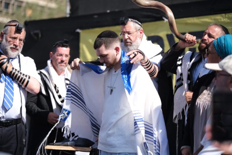 שורד השבי בר קופרשטיין באירוע הנחת תפילין המוני בכיכר החטופים (צילום: דוד טברסקי)