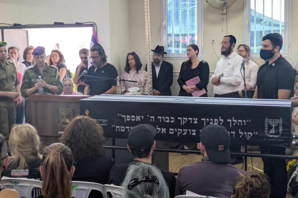 חיים הימן (משמאל) סופד לבתו ענבר. מימין: עידו, אחיה של ענבר הימן (צילום: ניצן צבי כהן) חיים הימן (משמאל) סופד לבתו ענבר (צילום: ניצן צבי כהן)