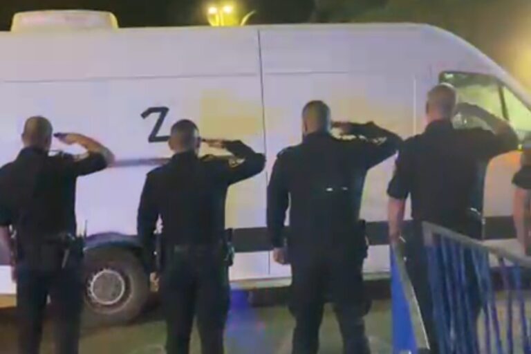 שוטרים מצדיעים בכניסת רכב עם חללים חטופים למכון לרפואה משפטית באבו כביר (צילום: יהל פרג')