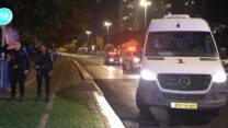 שוטרות מצדיעות לרכב עם ארונו של חלל חטוף בכניסה למרכז הלאומי לרפואה משפטית באבו בכביר בתל אביב (צילום: דוברות המשטרה)