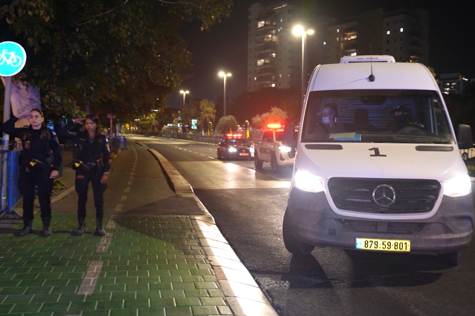 שוטרות מצדיעות לרכב עם ארונו של חלל חטוף בכניסה למרכז הלאומי לרפואה משפטית באבו בכביר בתל אביב (צילום: דוברות המשטרה)