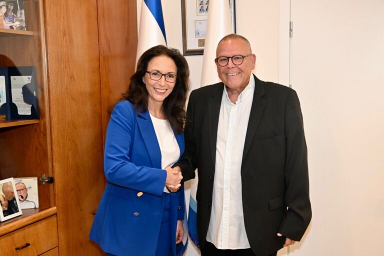 יו"ר ההסתדרות ארנון בר-דוד (מימין) עם נשיאת DGB יסמין פאהימי (צילום: דוברות ההסתדרות)