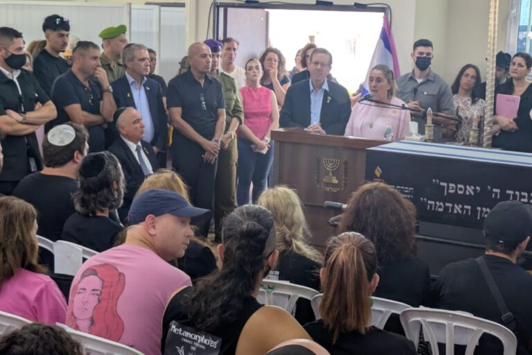 President of the State Isaac Herzog and his wife Michal at the funeral of Inbar Hayman (Photo: Nizzan Zvi Cohen)