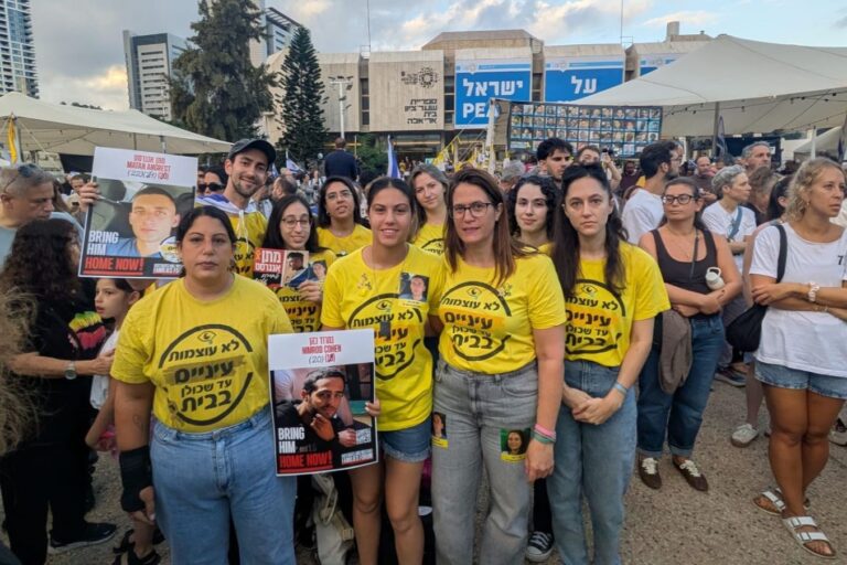 הגר רופא כתריאל עם קבוצת 'לא עוצמות עיניים' (צילום: ניצן צבי כהן)