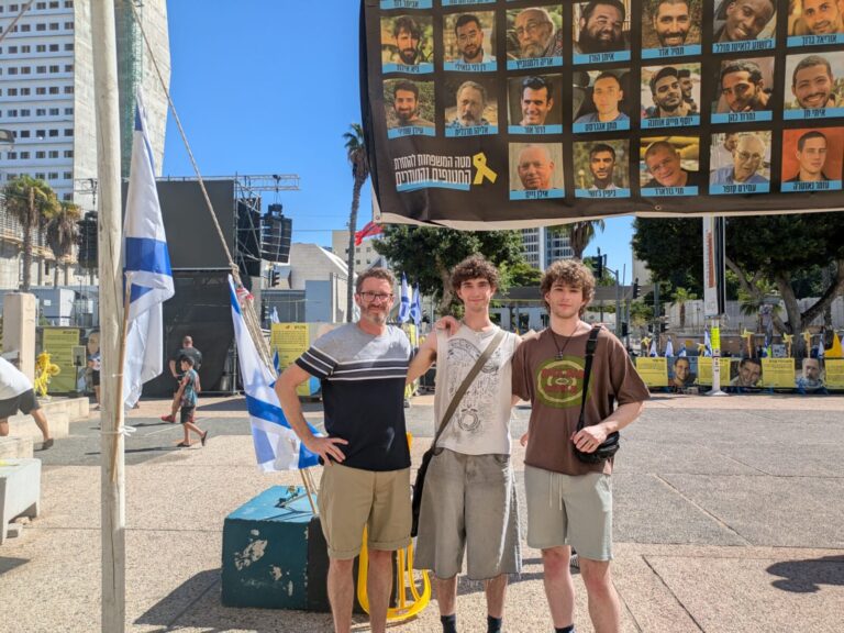 אייזיק (מימין), אולי ודייב בכיכר החטופים (צילום: מיכל מרנץ)