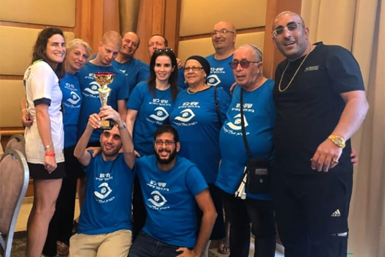 נבחרת השש בש בית חינוך עיוורים עם הגביע (צילום: בית חינוך עיוורים)