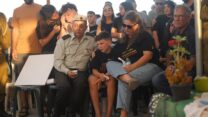אשתו של טל חיימי, אלה (מימין), ובנו, בהלווייתו (צילום: דנה רעני)