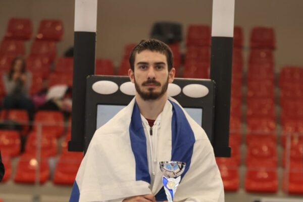 דב וילנסקי עם הגביע (צילום: שי גבעולי)