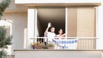 אביתר דוד במרפסת ביתו בכפר סבא (צילום: אלון גלבוע)