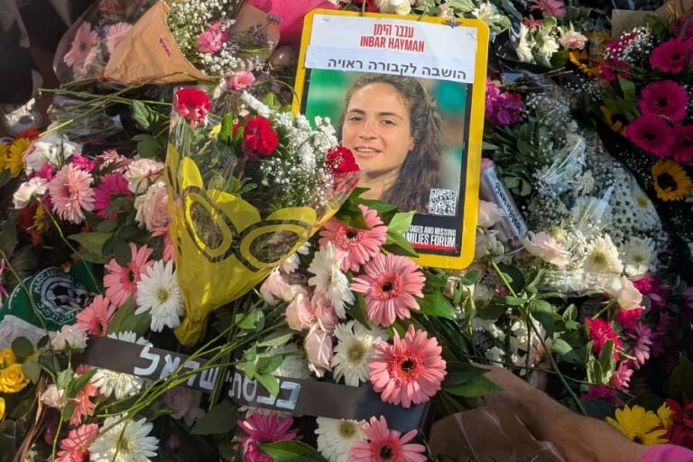 Wreaths of flowers on the grave of Inbar Hayman (Photo: Nizzan Zvi Cohen)