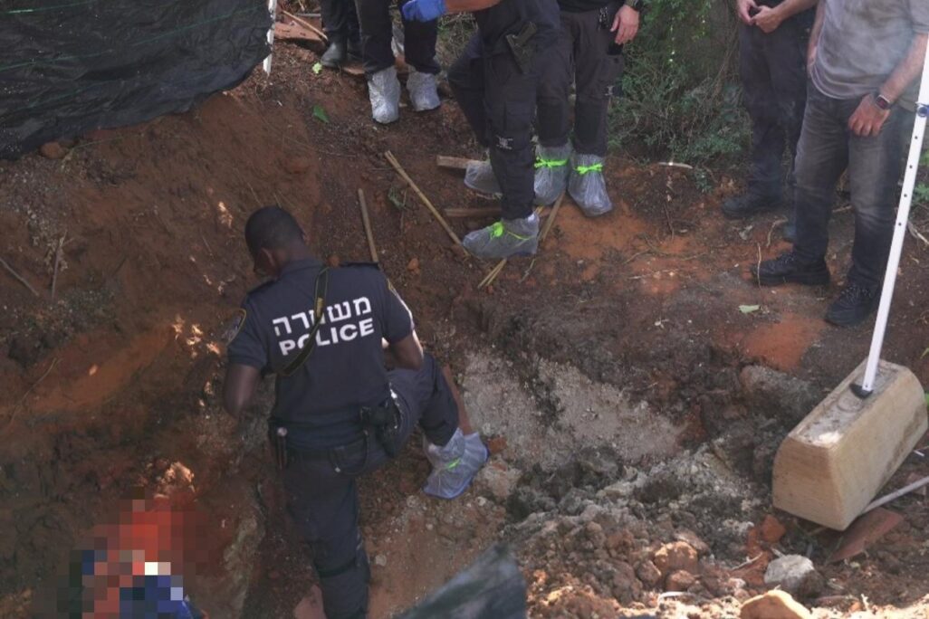 הבור שאותר בחצר הבית של הזוג (צילום: דוברות המשטרה) הבור שאותר בחצר הבית של הזוג (צילום: דוברות המשטרה)