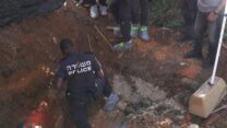הבור שאותר בחצר הבית של הזוג (צילום: דוברות המשטרה)