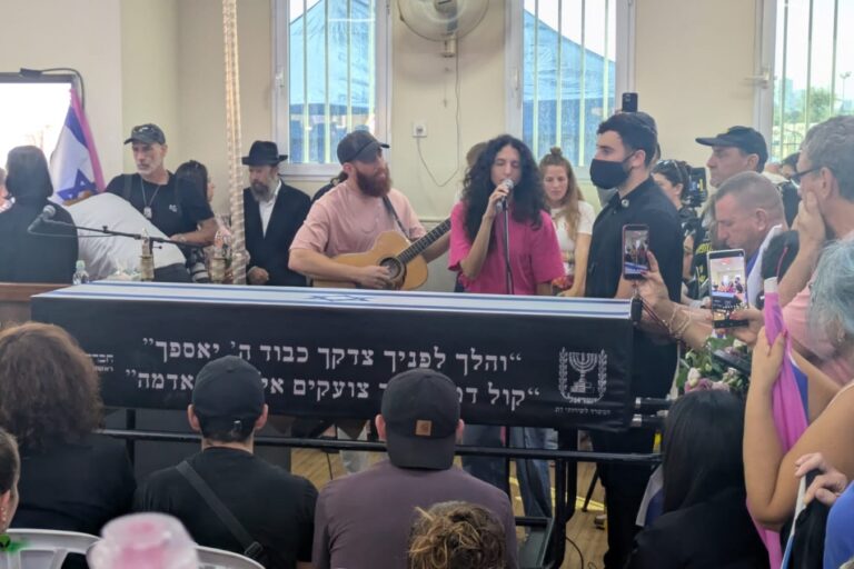 Adi Somekh, a friend of Inbar Hayman, sang in her memory at the funeral. (Photo: Nizzan Tzvi Cohen)