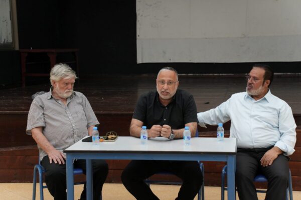 מפגש בית המדרש בכפר קאסם, מימין לשמאל: שיח' איאד עאמר, ראש עיריית כפר קאסם הייתם טה ואמיר תדמור (צילום: מוחמד חלילה)