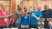 נבחרת השש-בש בית חינוך עיוורים עם הגביע ברגע ההנפה (צילום: ליאור ברטל)
