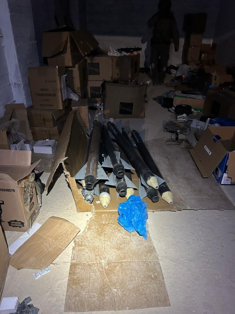 אמצעי הלחימה שאותרו במרחב רמאללה (צילום: דובר צה"ל)