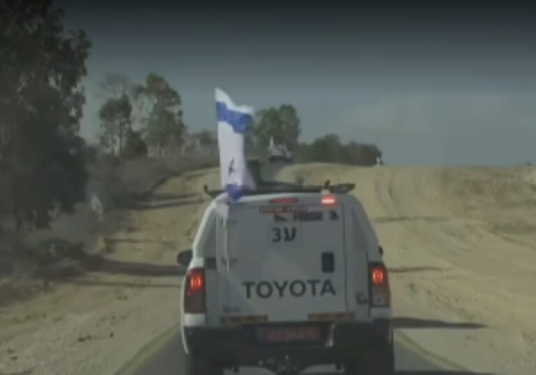 שיירת כלי רכב עם החטופים ששוחררו בעוטף עזה, בדרכם למפגש עם משפחותיהם במחנה רעים (צילום מסך)