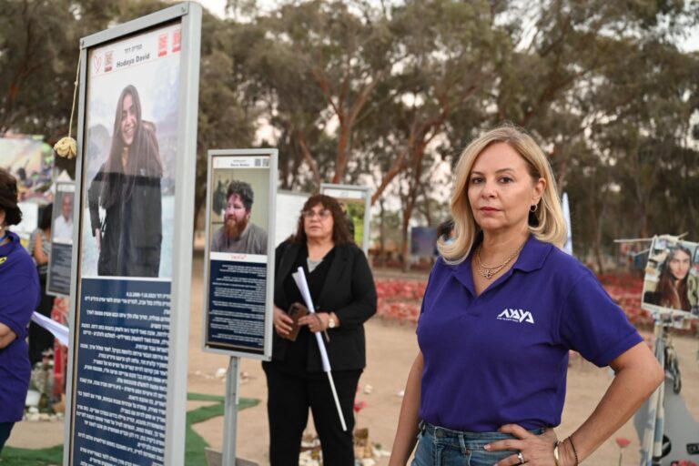 יו"ר נעמת חגית פאר עם המשלחת באנדרטת הנובה (צילום: נעמת)