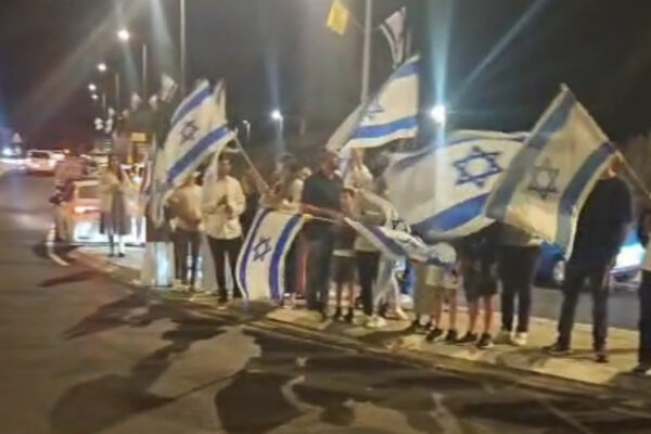 עשרות תושבי עוטף עזה עם דגלי ישראל חולקים כבוד אחרון לחללים החטופים שהושבו מרצועת עזה (צילום: אלבום פרטי)