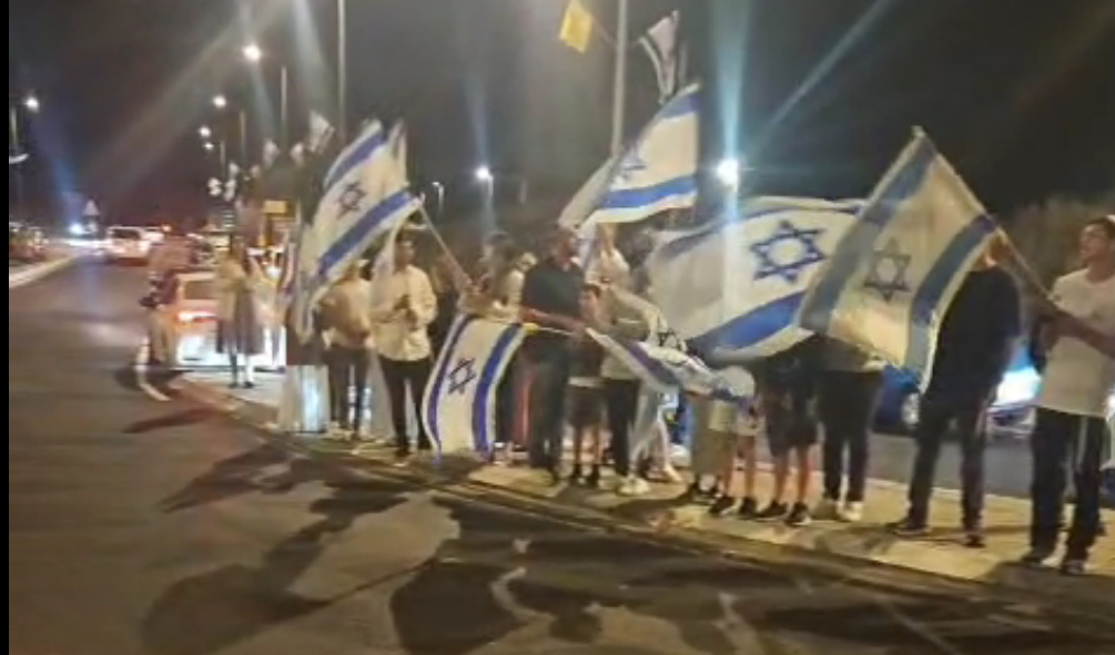 עשרות תושבי עוטף עזה עם דגלי ישראל חולקים כבוד אחרון לחללים החטופים שהושבו מרצועת עזה (צילום: אלבום פרטי) עשרות תושבי עוטף עזה עם דגלי ישראל חולקים כבוד אחרון לחללים החטופים שהושבו מרצועת עזה (צילום: אלבום פרטי)