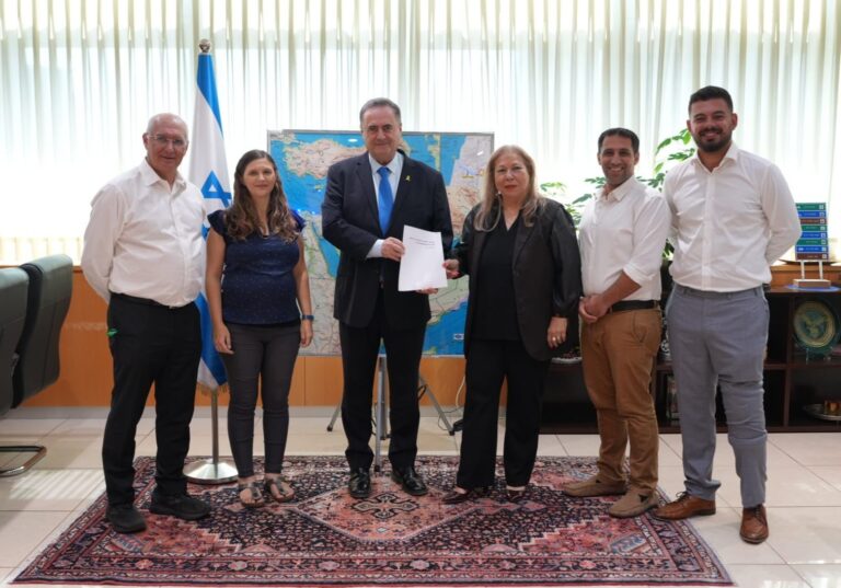 חברי הוועדה לבחינת פעילות גלי צה"ל (צילום: אלעד מלכה, משרד הביטחון)