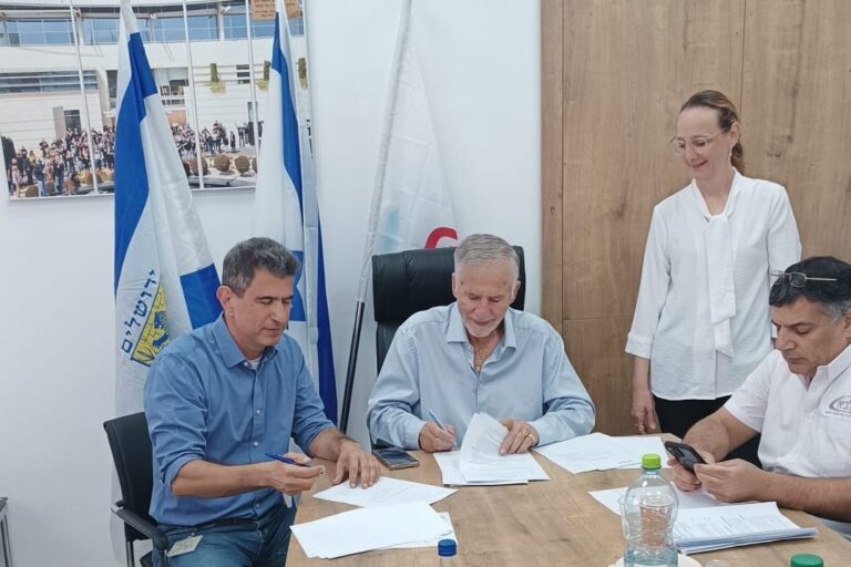 חתימת הסכם קיבוצי לעובדי חברת לביא, המפעילה את הרכבת הקלה בירושלים (צילום: דוברות ההסתדרות9