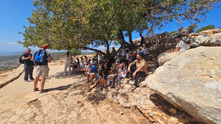 קבוצה מטיילת בראש הנקרה (צילום: תיירות ראש הנקרה)