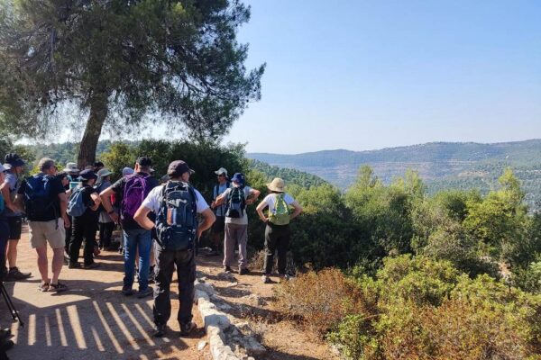 מטיילים בהרי ירושלים (צילום: מכון אבשלום)