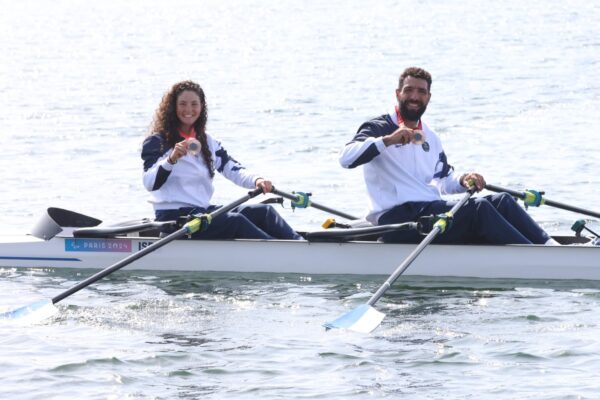 שחר מילפלדר וסאלח שאהין זוכים מדליית הארד בחתירה בסירה זוגית מעורבת, במשחקים הפראלימפיים בפריז (צילום: לילך וייס רוזנברג)