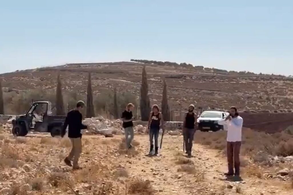 תיעוד מהתקיפה שאירעה על פי דיווחים בכפר מאליק (צילום: שימוש לפי סעיף 27א לחוק זכויות יוצרים) תיעוד מהתקיפה שאירעה על פי דיווחים בכפר מאליק (צילום: שימוש לפי סעיף 27א לחוק זכויות יוצרים)
